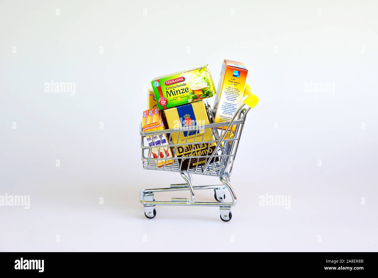 Einkaufswagen mit Lebensmittel, Verpackungen Stock Photo