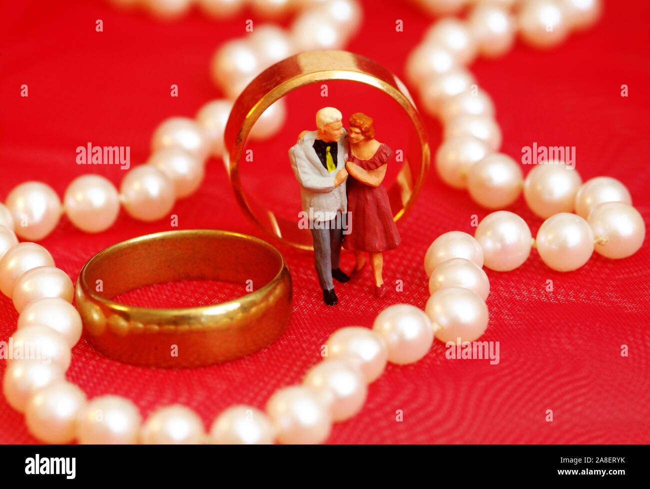 Perlenkette, Trauringe, Hochzeit, Hochzeitspaar, Symbolbild, Trauung, Stock Photo