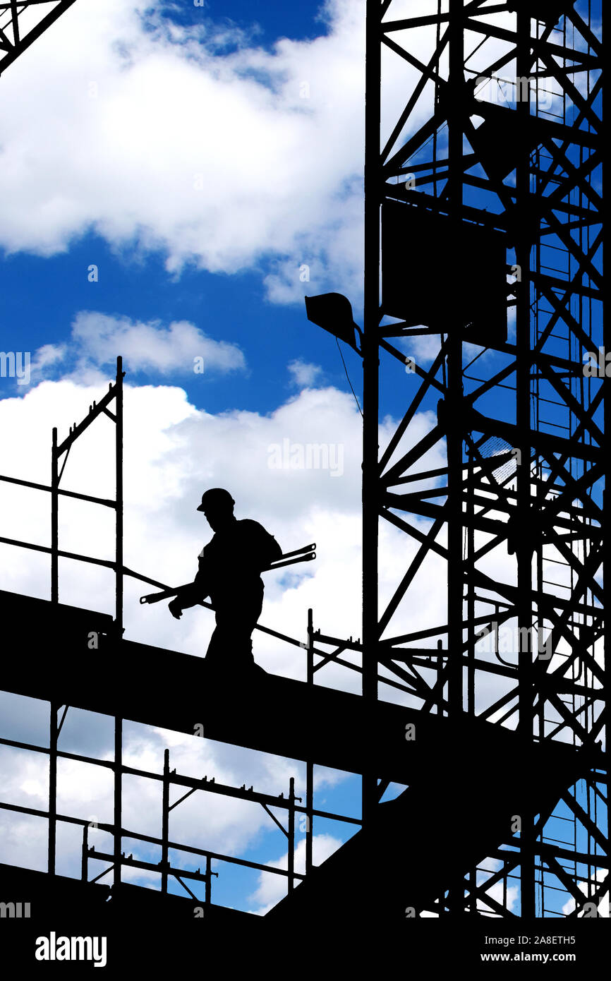 Bauarbeiter, Symbol für Konjunktur, Wohnungsbau, Wirtschaft, Silhouette, Gerüst, Kran, Wolkenhimmel, Stock Photo