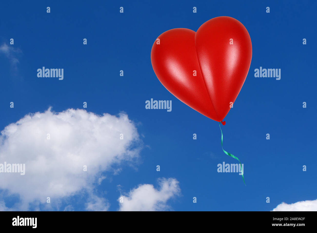 Roter Herzluftballon vor blauen Himmel, Herzform, Luftballon, Cumulus