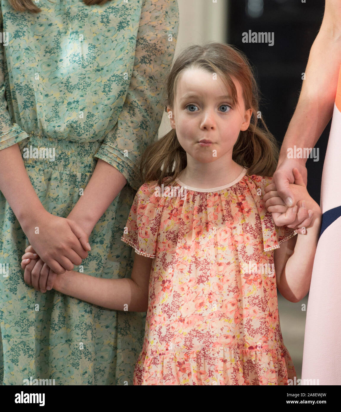 Подрастающая дочь. Маккензи фой и кристен стюарт. Фотосессия с дочкой. Красивая молодая мама и дочь подросток. Росла дочь.