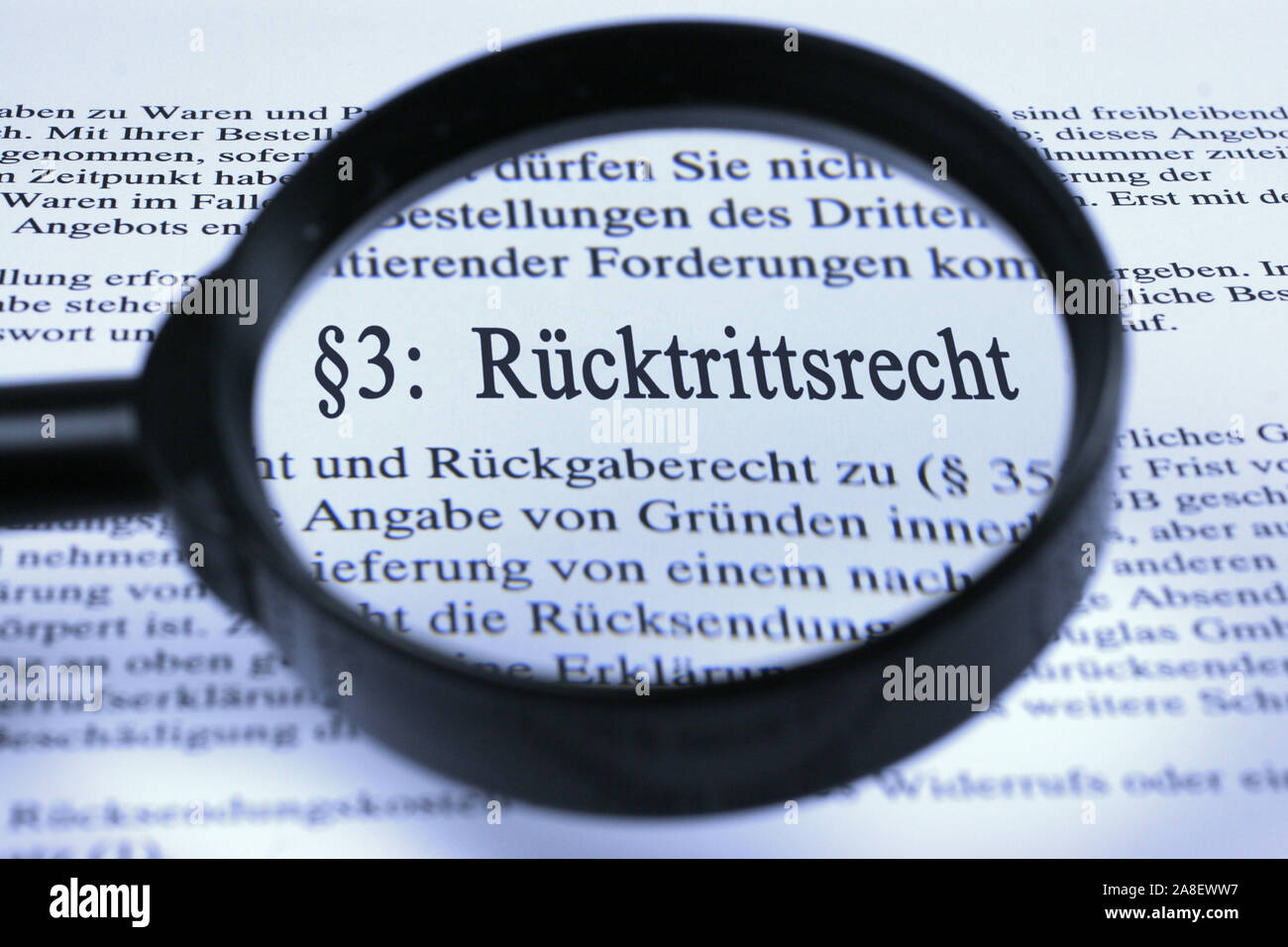 Rücktrittsrecht, Text durch die Lupe betrachtet, Vergrösserung, Stock Photo