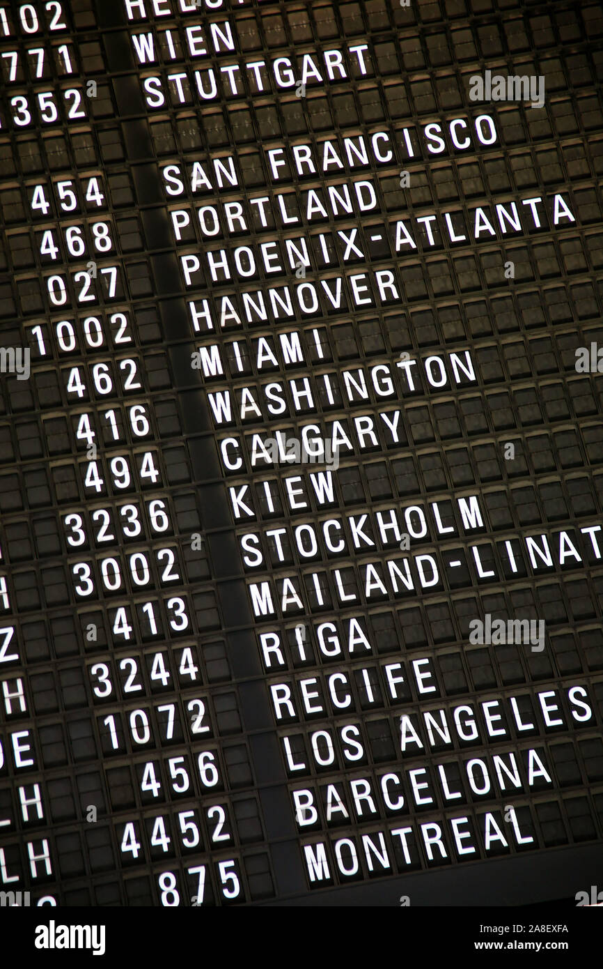 Flugplan, Anzeigetafel im Flughafen, Abflüge Stock Photo - Alamy