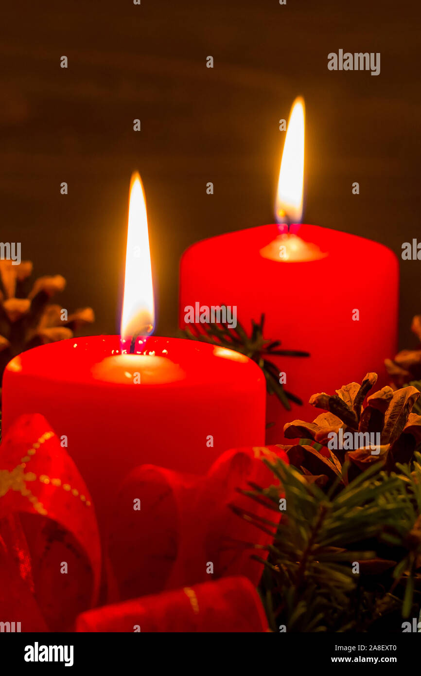 Ein Adventskranz zu Weihnachten sorgt für romatinsche Stimmung in der stillen Advent Zeit. 2 brennende Kerzen, 2. Advent, Stock Photo
