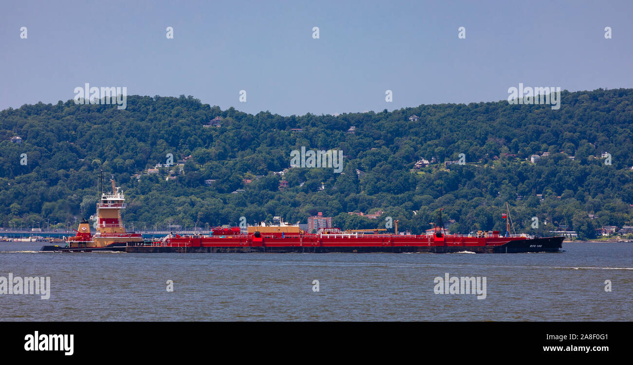 TARRYTOWN, NEW YORK, USA - Barge on the Hudson RIver. Stock Photo