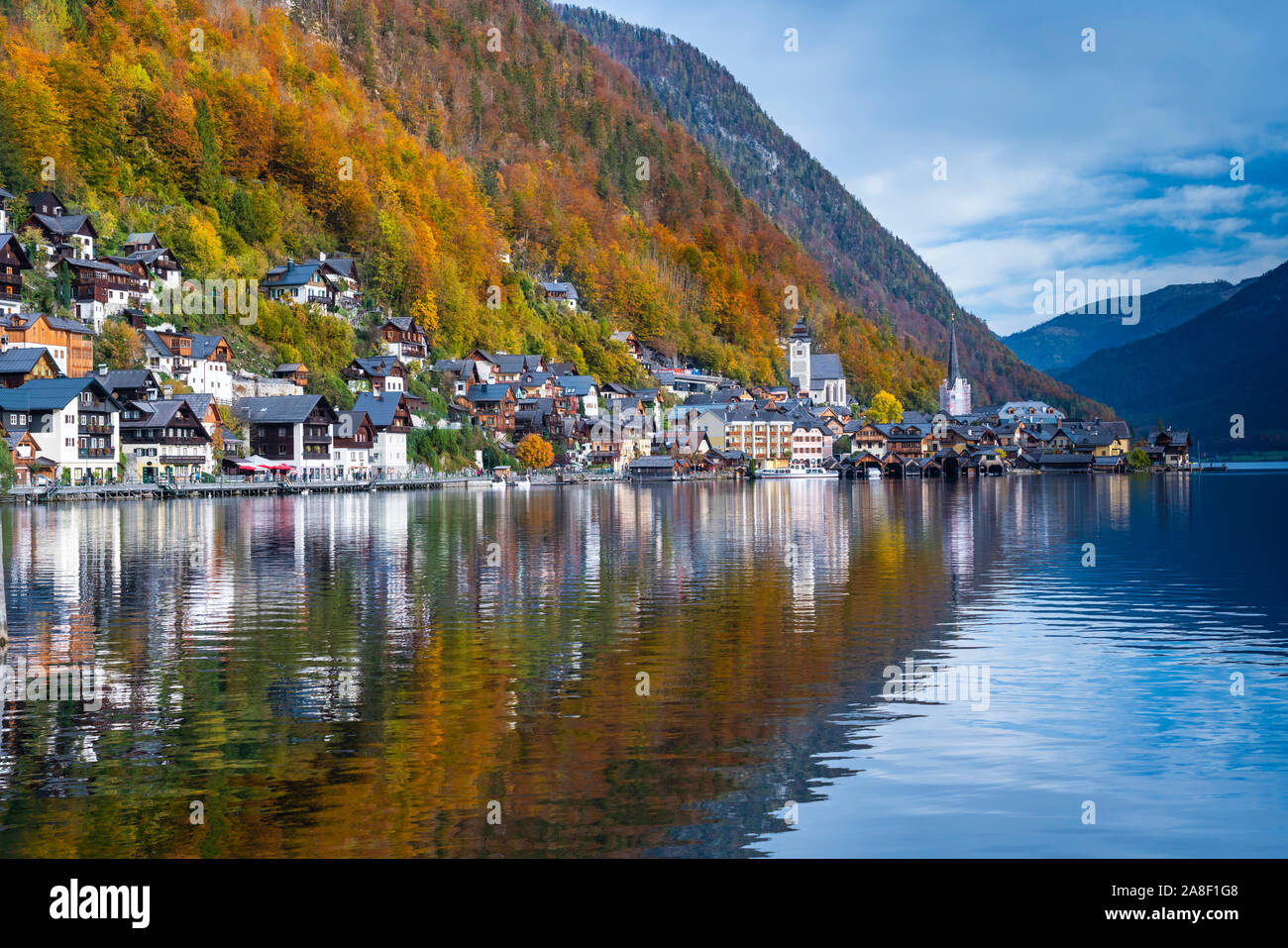 A view of the village, Hallstattersee and fall foliage color in ...