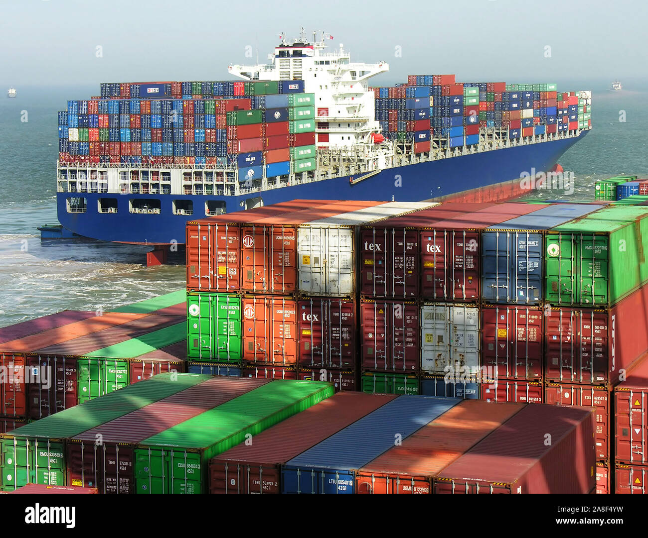 Containerhafen in Asien, China, Shanghai, Containerschiff, Container, Stock Photo
