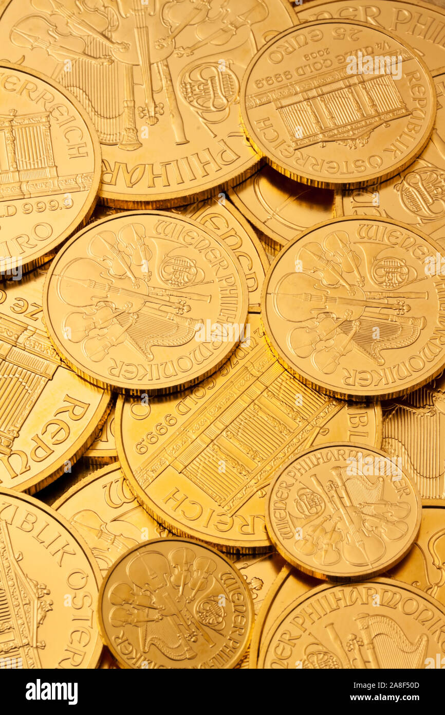 Geldanlage in echtem Gold als Goldbarren und Goldmünzen, Stock Photo