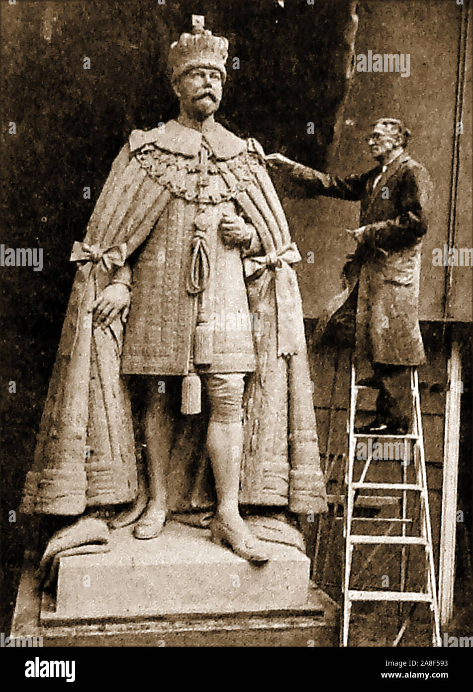 Portrait of Leonard Jennings (1877-1956)  British teacher  (in Calcutta) and sculptor, one time sculptor to the Government of India . Seen here working on his 16 foot high statue of King George V of Britain. He  served in France and Flanders, was mentioned twice in dispatches in WWI. Stock Photo