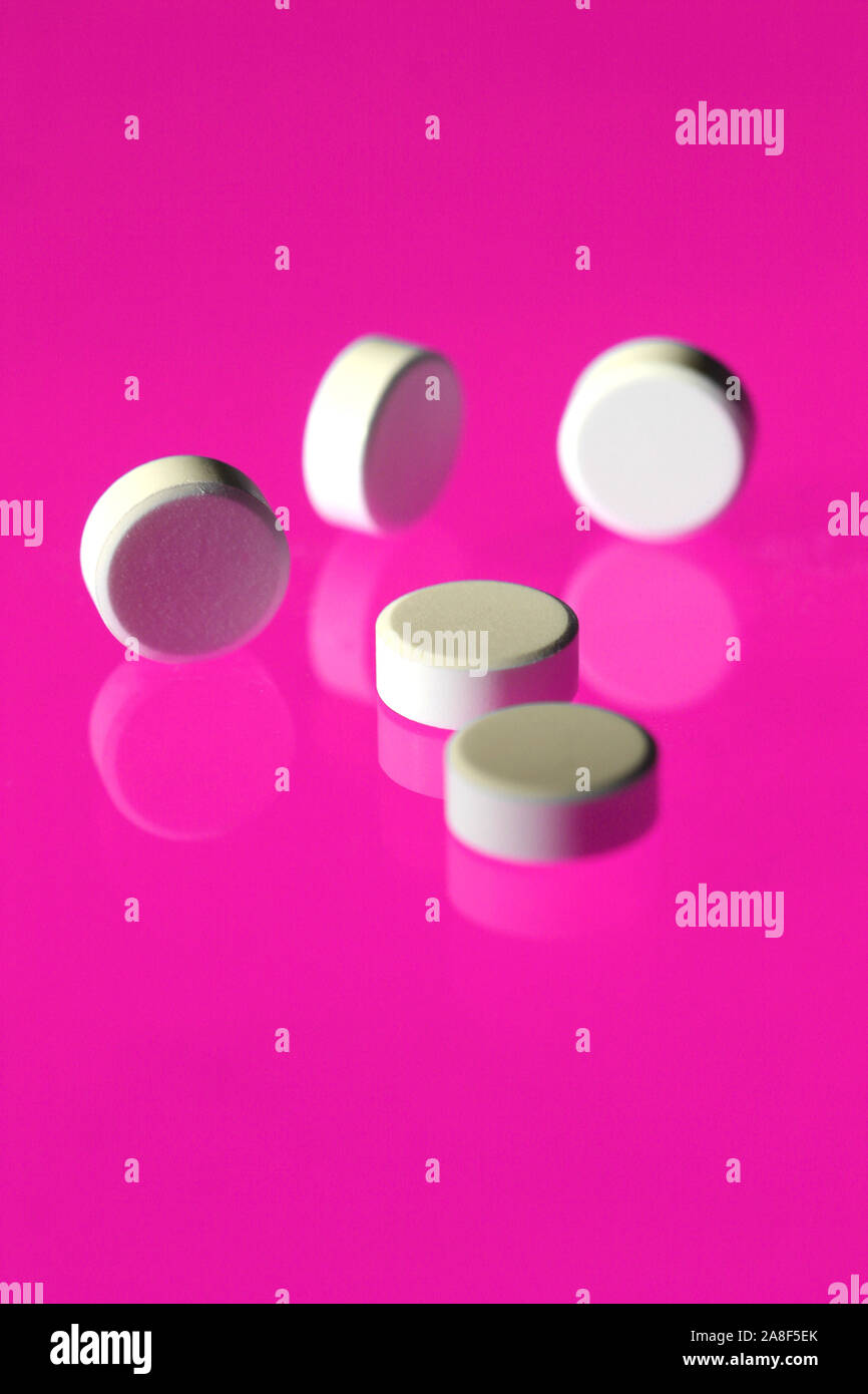 Weisse Tabletten, Schmerzmittel,  Tablettensucht, Medikamente, Stock Photo
