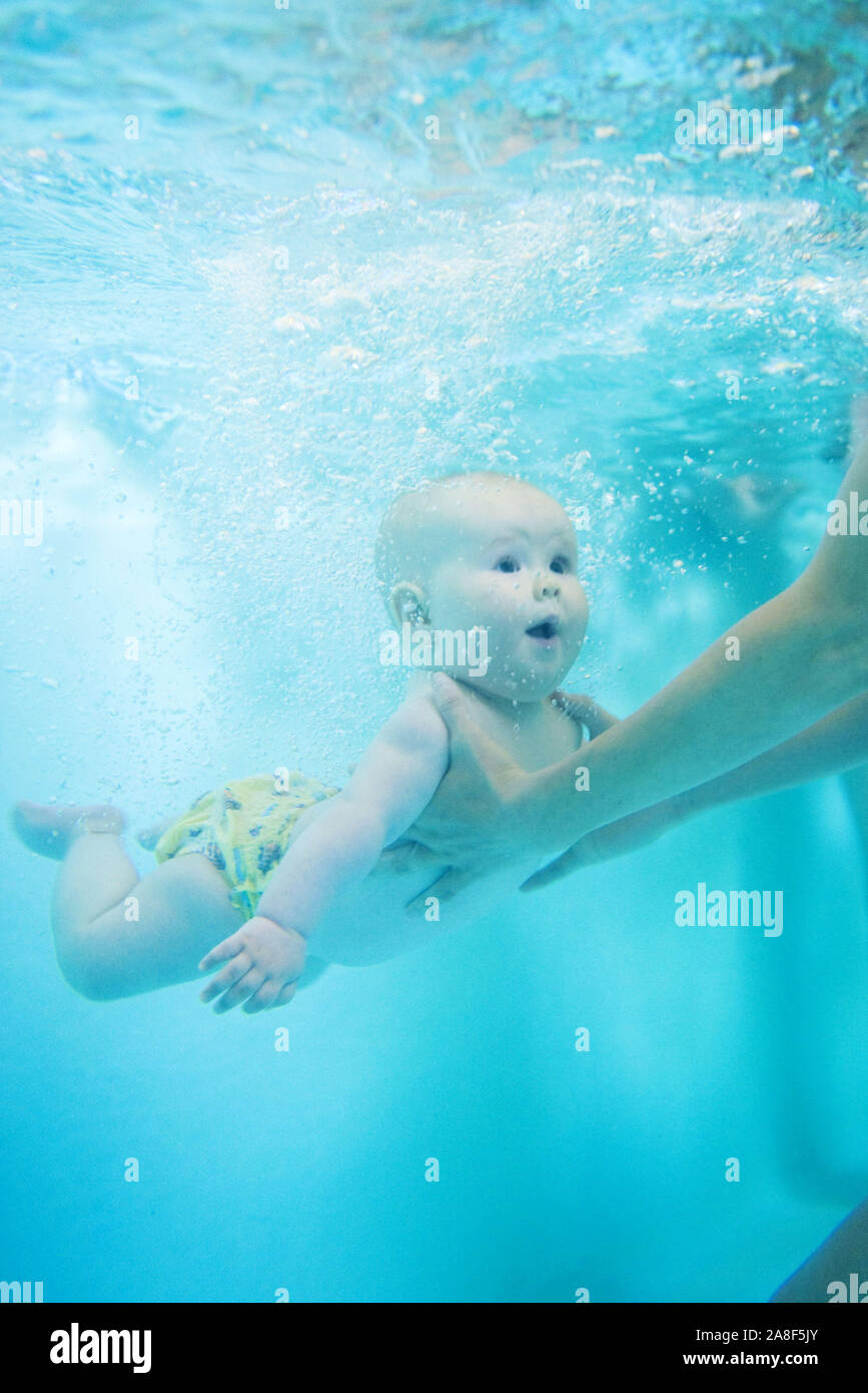 Babyschwimmen, Baby, 3-6 Monate, schwimmt unter Wasser, MR: Yes Stock Photo