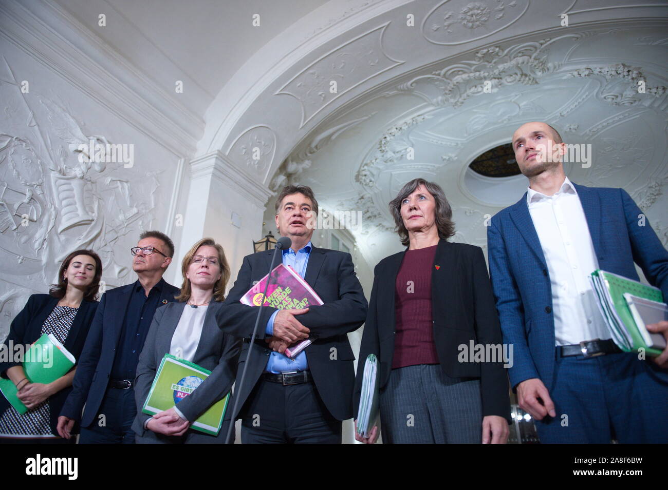 Vienna, Austria. 08th November, 2019. Chairman and national spokesman of the Green Party (center) Werner Kogler and his Team on the occasion of an exploratory talk to evaluate possibilities for coalition building by ÖVP and the Green Party at Winterpalais Prinz Eugen, Himmelpfortgasse 8 on November 5, 2019 in Vienna. Picture shows( from L to R) Alma Zadic, Rudi Anschober, Leonore Gewessler, Werner Kogler, Birgit Hebein and Josef Meichenitsch. Credit: Franz Perc/Alamy Live News Stock Photo