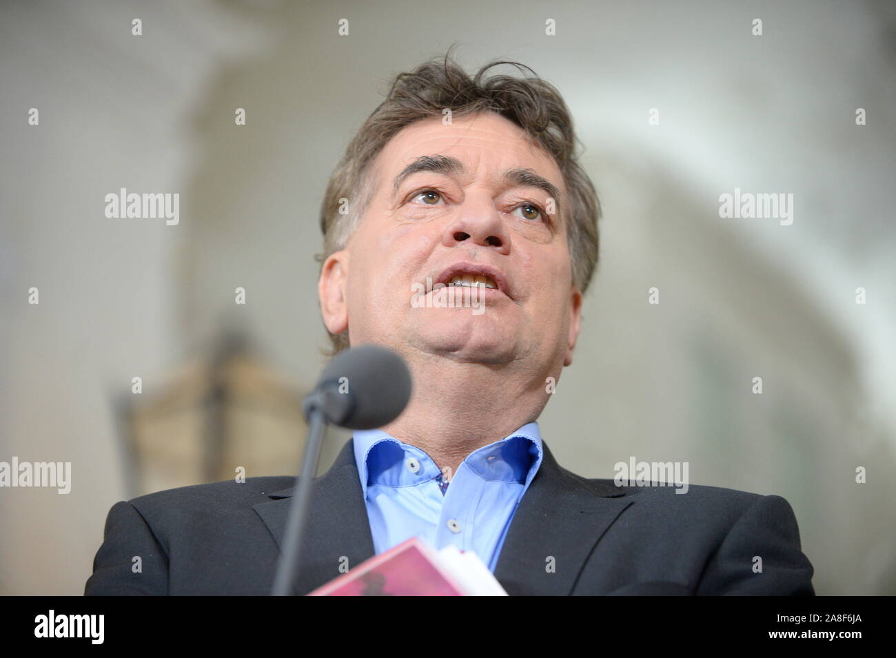 Vienna, Austria. 08th November, 2019. Chairman and national spokesman of the Green Party Werner Kogler on the occasion of an exploratory talk to evaluate possibilities for coalition building by ÖVP and the Green Party at Winterpalais Prinz Eugen, Himmelpfortgasse 8 on November 5, 2019 in Vienna. Credit: Franz Perc/Alamy Live News Stock Photo