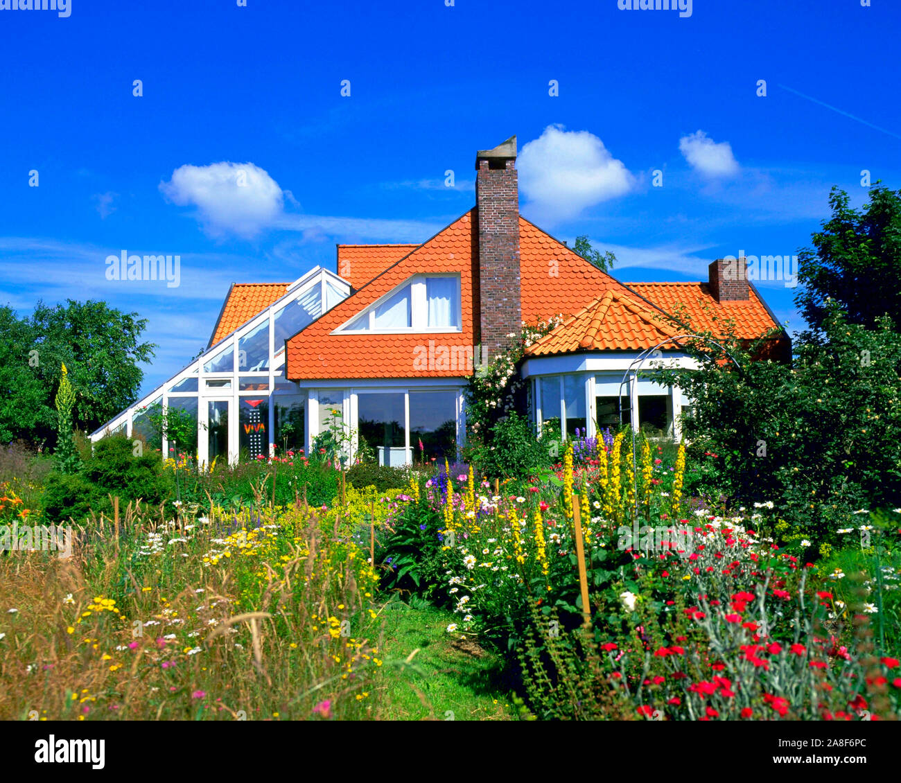 Modernes Einfamilienhaus mit Wintergarten Stock Photo
