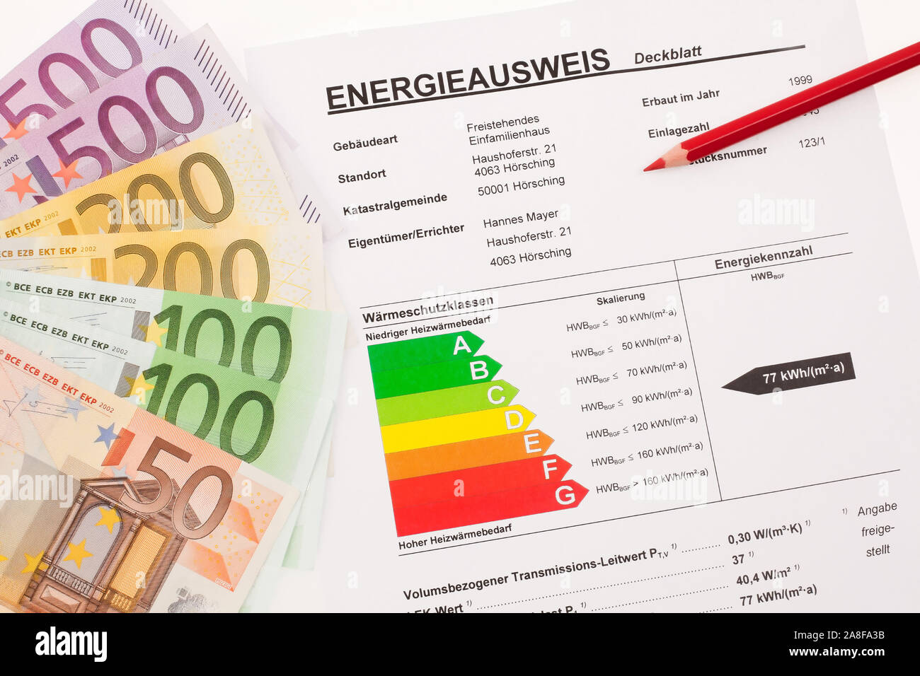 Energieausweis mit Einfamilienhaus und Euro-Banknoten, Symbolbilder, Stock Photo