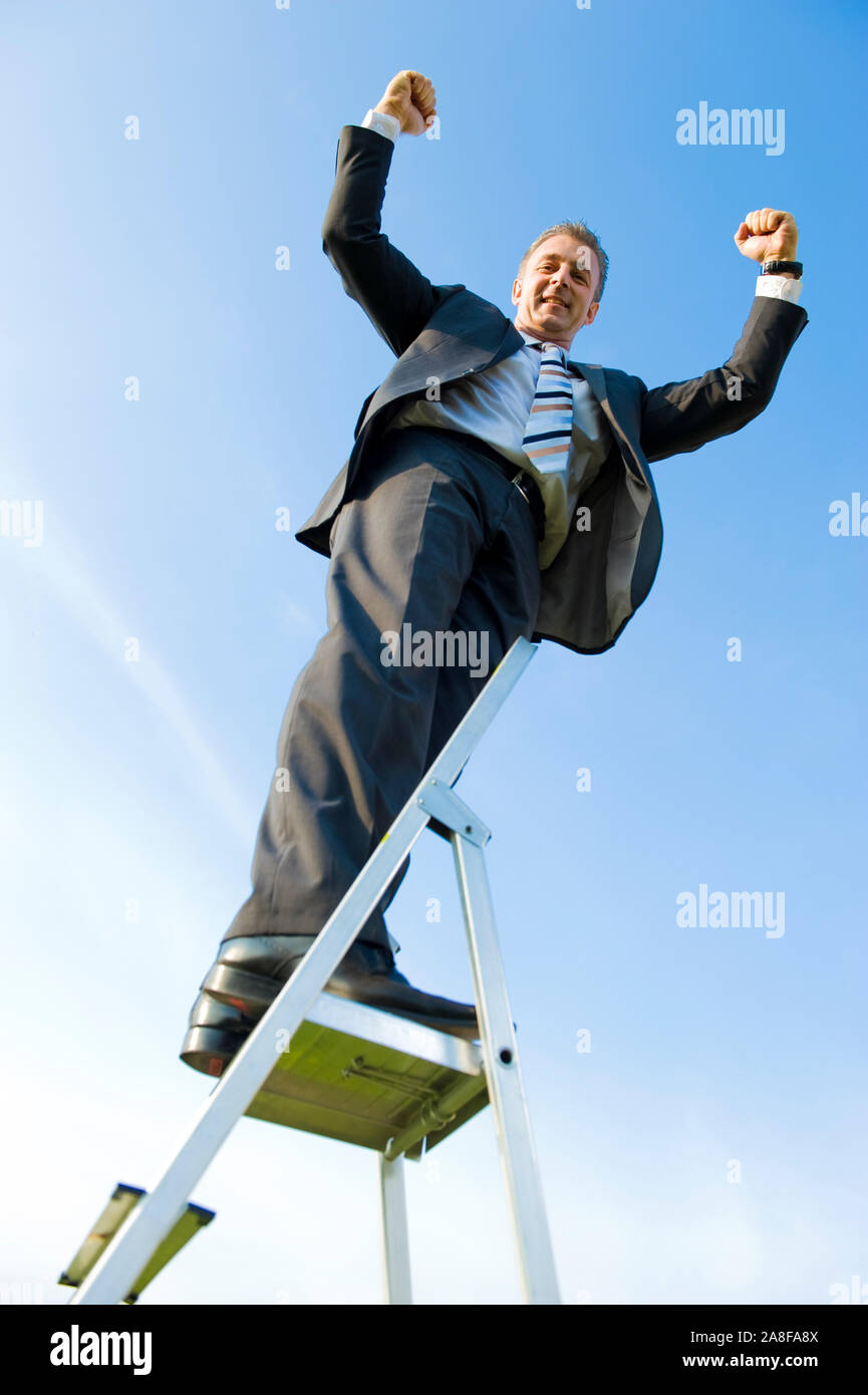 Geschäftsmann, 40, Jahre, klettert, Leiter, nach oben, Karriere, Karrieresprung, Karriereleiter, MR:Yes Stock Photo