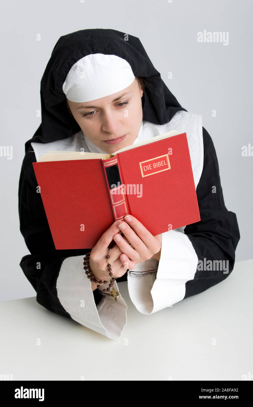 Eine Nonne liest die Bibel, 30, Jahre, MR:Yes Stock Photo