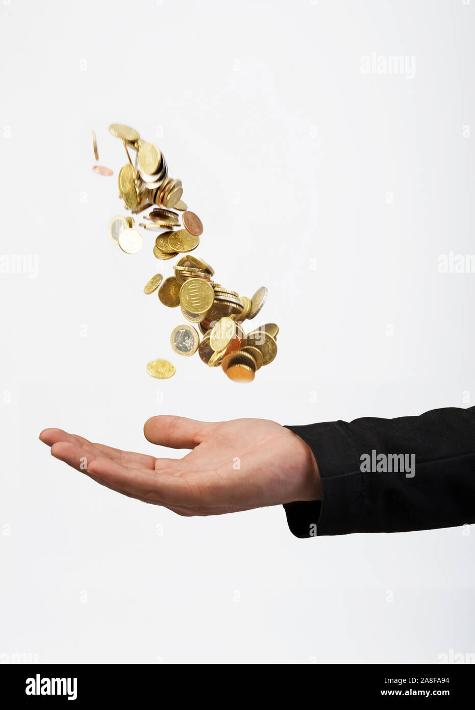 Mann wirft Geldmünzen in die Luft, fängt dise dann auf. Vermögensberater, Finanzjongleur, MR:Yes Stock Photo