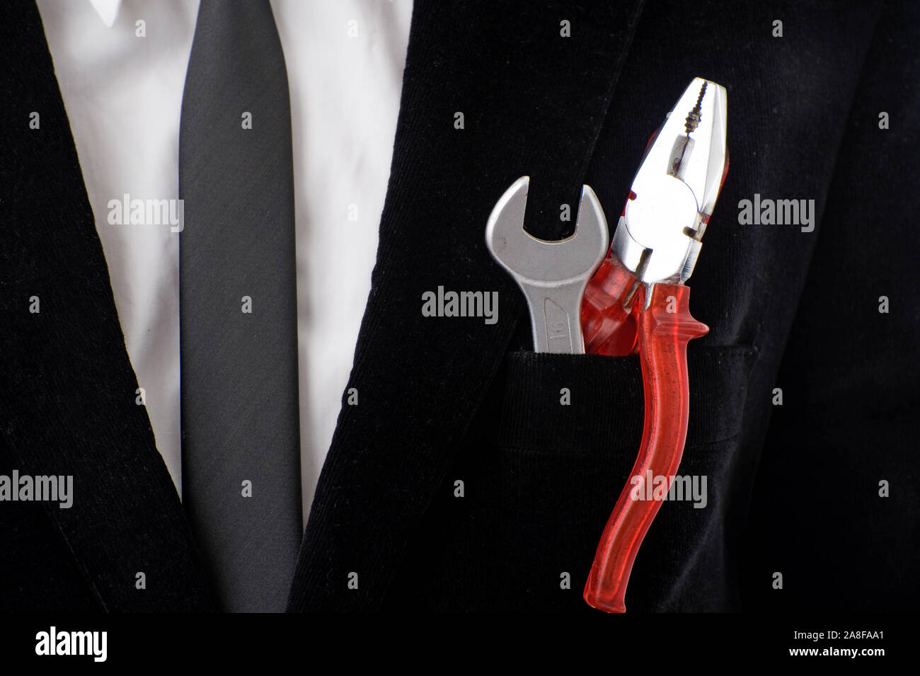 Mann, 40, Geschäftsmann, Anzug, Werkzeug, Zange, Schraubenschlüssel, Selfmade, MR:Yes Stock Photo
