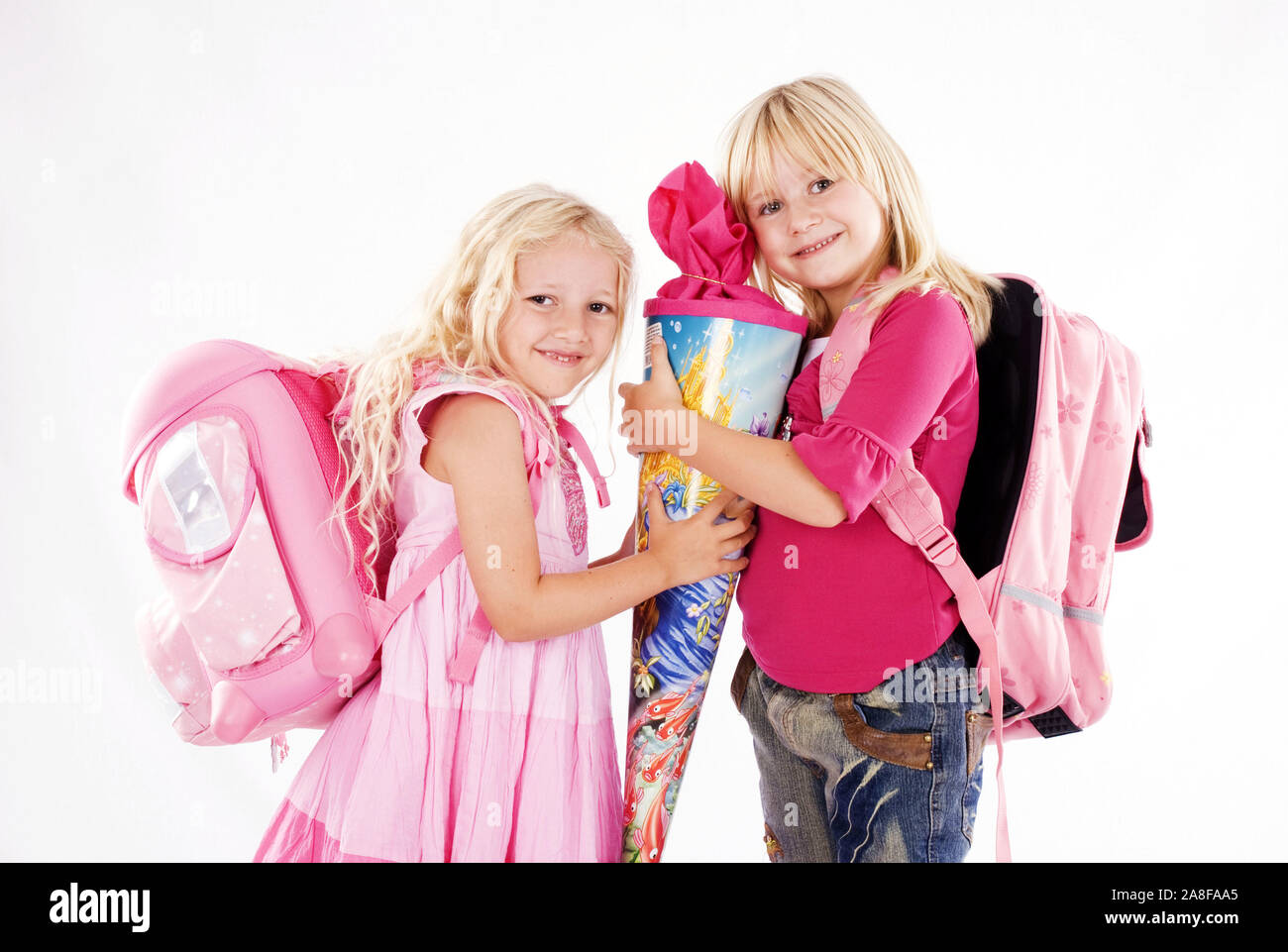 Zwei 6 und 7 Jahre alte blonde Mädchen mit einer Schultüte, Schulanfänger, Einschulung, MR:Yes, Stock Photo