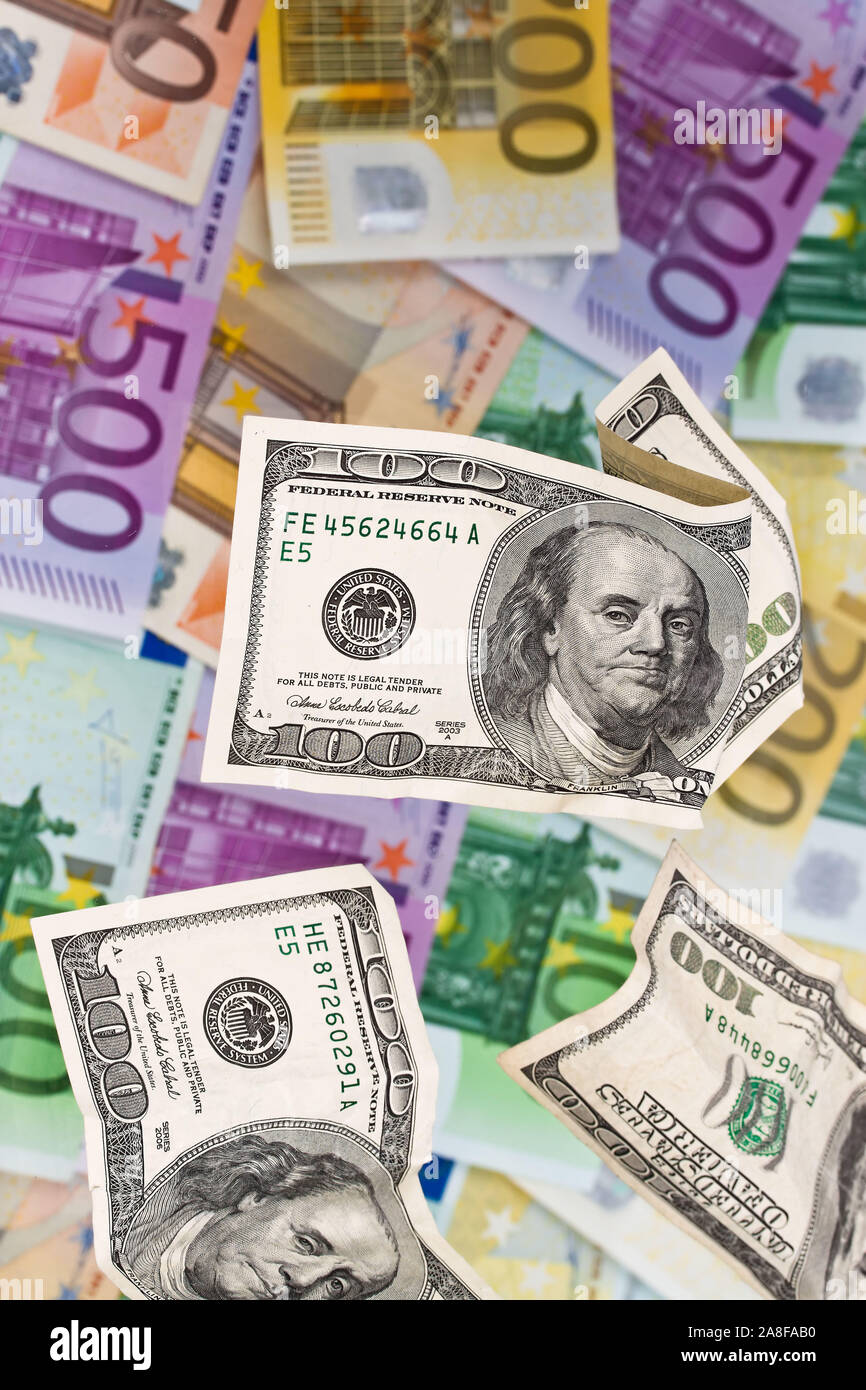 US-Dollars und Euro Geldscheine. Wechselkursrisiko, Währungsschwankungen, EZB, Euro, Banknoten, Dollar, Wechseln, Urlaub, Reisen, Stock Photo