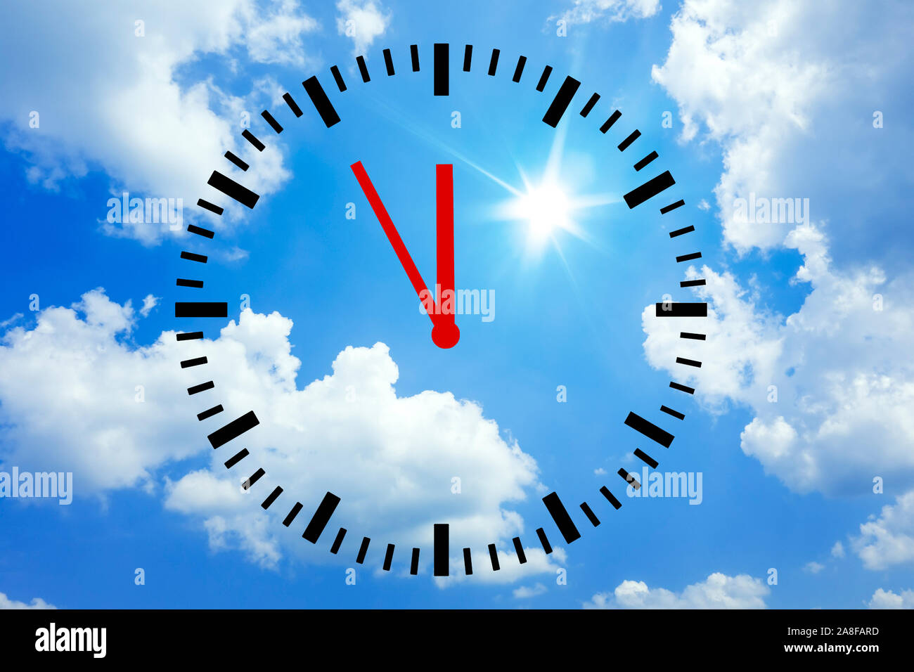 Hitzerekord, Blauer Himmel, Mittagssonne, Hitze, Rekord, Klimawandel, Uhr zeigt 5 vor 12, Stock Photo