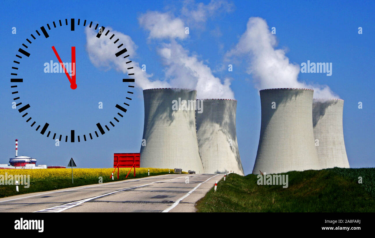 Kraftwerk, CO2-Ausstoss, Klimasteuer, CO2-Steuer, Umweltsteuer, Emissionssteuer, Kernkraftwerk, Erderwärmung, Klimawandel, Uhr zeigt 5 vor 12, Stock Photo