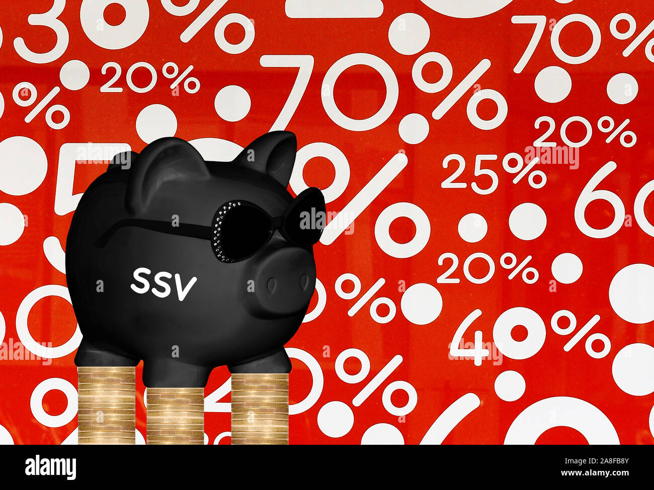 Schwarzes Sparschwein, Sparen, Vorsorge, Aufdruck: SSV, Sommerschlussverkauf, Prozente, Schnäppchen, Stock Photo