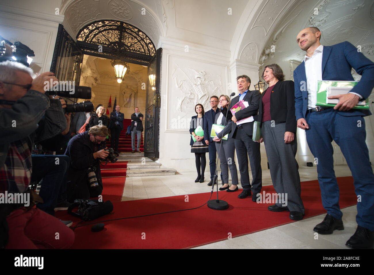 Vienna, Austria. 08th November, 2019. Chairman and national spokesman of the Green Party (center) Werner Kogler and his Team on the occasion of an exploratory talk to evaluate possibilities for coalition building by ÖVP and the Green Party at Winterpalais Prinz Eugen, Himmelpfortgasse 8 on November 5, 2019 in Vienna. Picture shows (from L to R) Alma Zadic, Rudi Anschober, Leonore Gewessler, Werner Kogler, Birgit Hebein and Josef Meichenitsch. Credit: Franz Perc/Alamy Live News Stock Photo