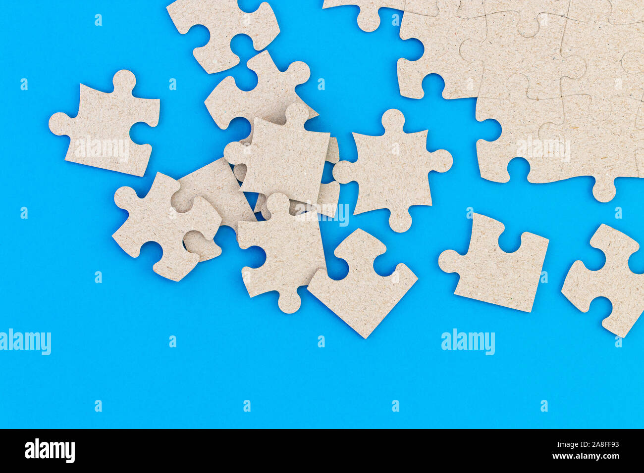 Кусочек пазла. Copy puzzle. Исагийоичи пазл. Пазлы на белом фоне. Assemble the puzzle табличка.