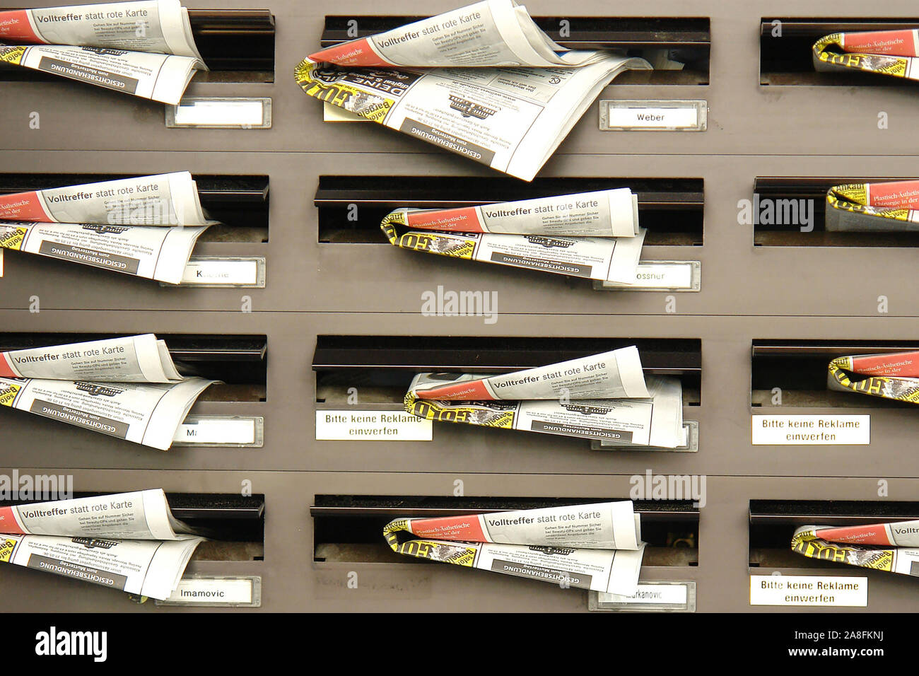Briefkasten voll mit Zeitungswerbung, Briefkästen, Sonntagszeitung, Gratis, Stock Photo