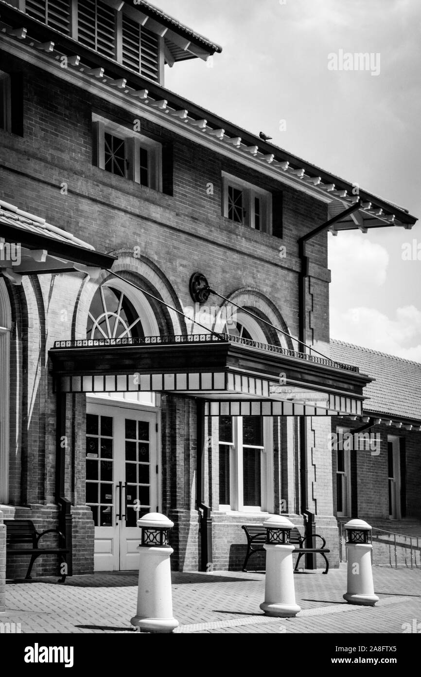 Rigid metal awning hires stock photography and images Alamy