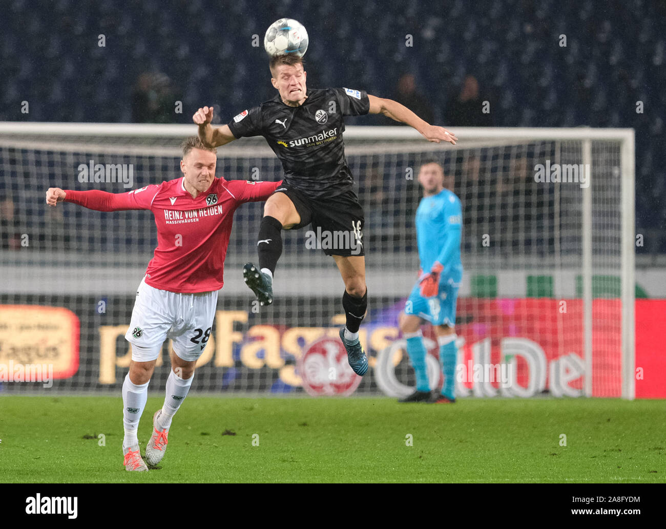 Hanover, Germany. 01st Nov, 2019. Soccer: 2nd Bundesliga, 12th matchday: Hannover 96 - SV Sandhausen in the HDI-Arena in Hannover. Hannovers Marcel Franke (l) and Sandhausens Kevin Behrens fight for the ball. Credit: Peter Steffen/dpa - IMPORTANT NOTE: In accordance with the requirements of the DFL Deutsche Fußball Liga or the DFB Deutscher Fußball-Bund, it is prohibited to use or have used photographs taken in the stadium and/or the match in the form of sequence images and/or video-like photo sequences./dpa/Alamy Live News Stock Photo