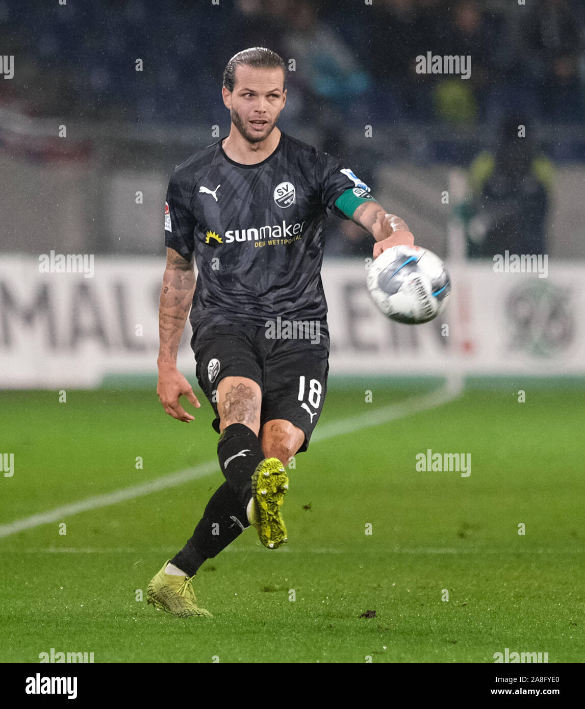 Hanover, Germany. 01st Nov, 2019. Soccer: 2nd Bundesliga, 12th matchday: Hannover 96 - SV Sandhausen in the HDI-Arena in Hannover. Sandhausen's Dennis Diekmeier is on the ball. Credit: Peter Steffen/dpa - IMPORTANT NOTE: In accordance with the requirements of the DFL Deutsche Fußball Liga or the DFB Deutscher Fußball-Bund, it is prohibited to use or have used photographs taken in the stadium and/or the match in the form of sequence images and/or video-like photo sequences./dpa/Alamy Live News Stock Photo