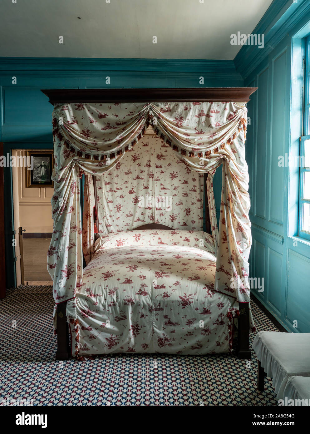 Mount Vernon, VA - 5 November 2019: Four poster bed and bedchamber in the interior of George Washington's home at Mt Vernon Stock Photo