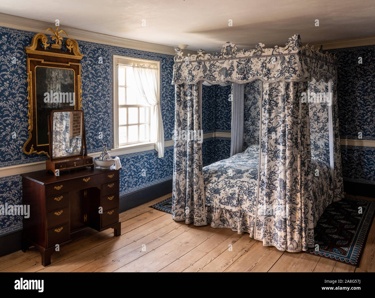 Mount Vernon, VA - 5 November 2019: Four poster bed and bedchamber in the interior of George Washington's home at Mt Vernon Stock Photo