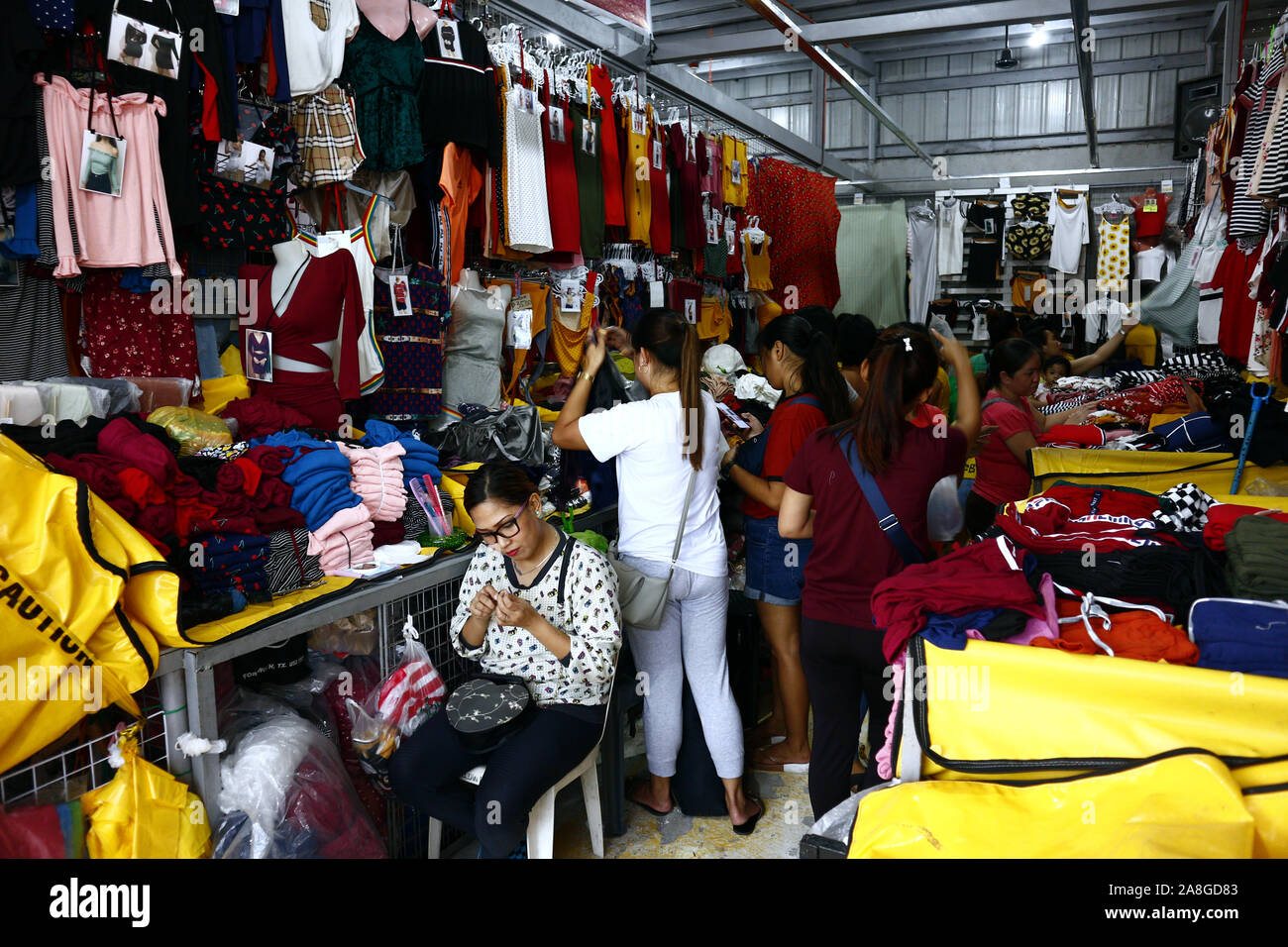 Philippines night market hi-res stock photography and images - Alamy