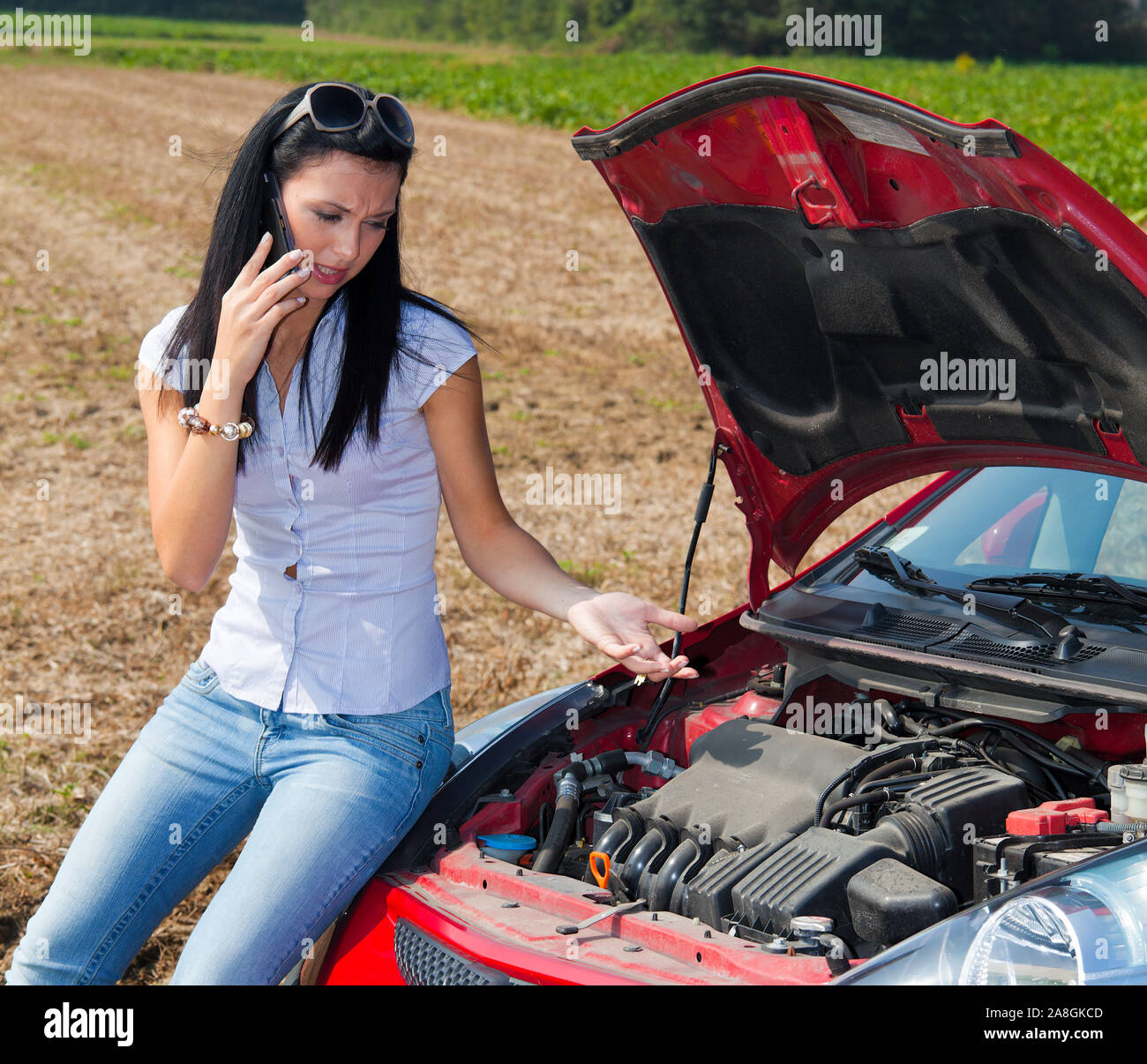Junge Frau hat bei ihrem Auto eine Panne. Motorschaden, 25, 30, Jahre, MR: Yes Stock Photo