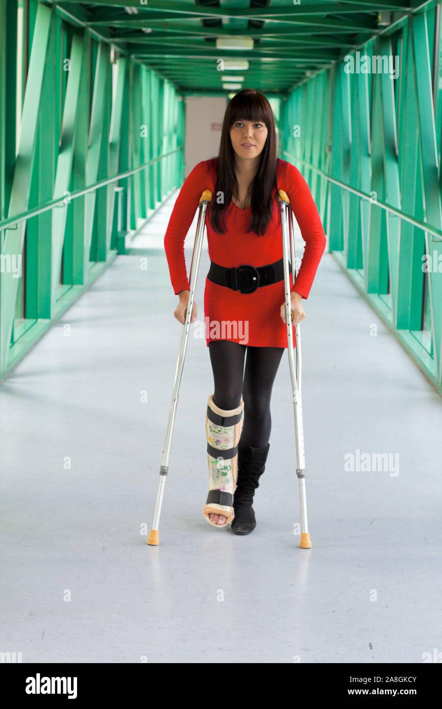 Junge Frau mit Gipsbein, 25,30, Jahre, läuft mit Krücken, MR: Yes Stock  Photo - Alamy