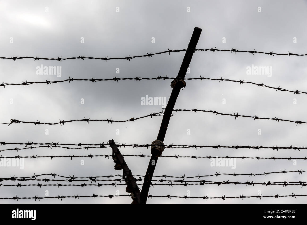Das Konzentrationslager Mauthausen in Österreich. KZ der Stufe III von 1938 bis 1945, Stacheldraht vor grauen Wolkenhimmel Stock Photo