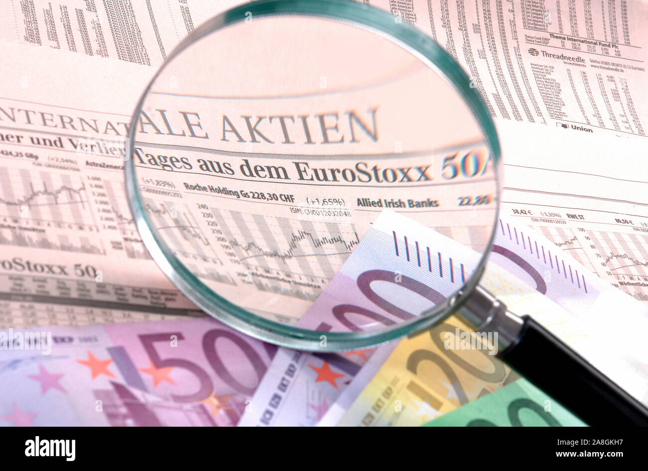 Finanzplanung, Aktienkurse durch die Lupe betrachtet, Börse, Börsenkurse, Finanzmärkte, Stock Photo