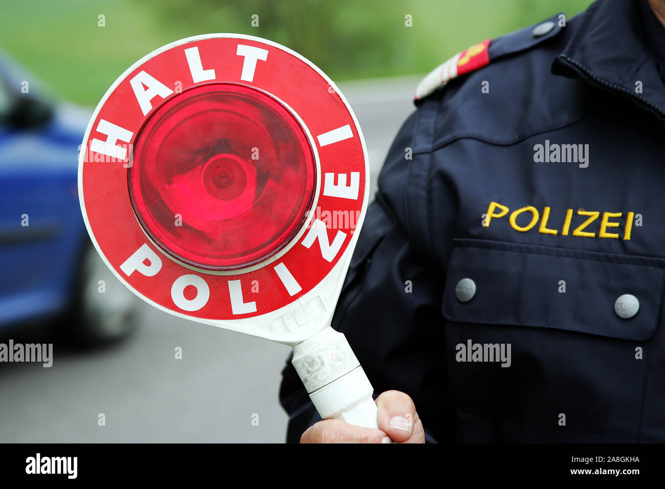 Halt Polizei, Polizist mit Polizeikelle Stock Photo - Alamy
