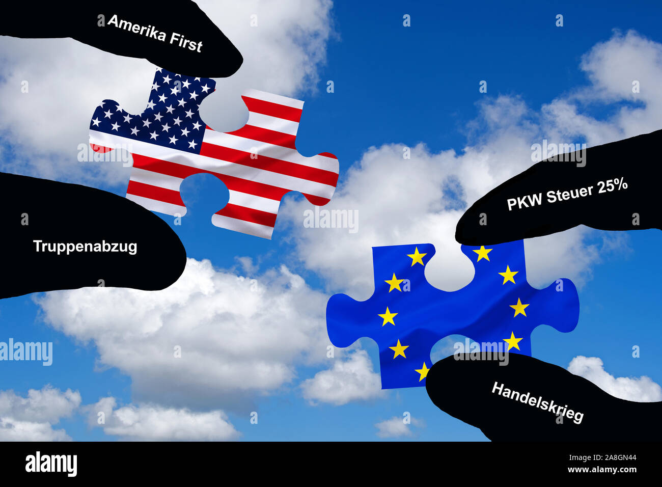 Zwei Hände halten jeweils ein Puzzle Teil, USA, Europa, Silhouette, Konfrontation, Annäherung, Krieg, Handelskrieg, Brexit, Truppenabzug, 25 % PKW-Ste Stock Photo