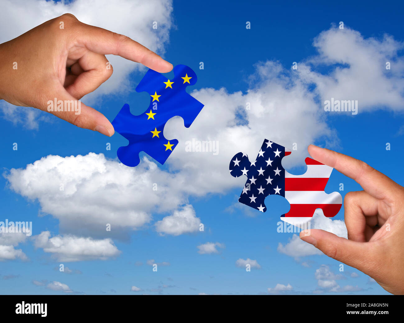 Zwei Hände halten jeweils ein Puzzle Teil, Silhouette, Konfrontation, Annäherung, Krieg, Handelskrieg, Wirtschaftskrieg, Atomvertrag, Grossmächte, Eur Stock Photo