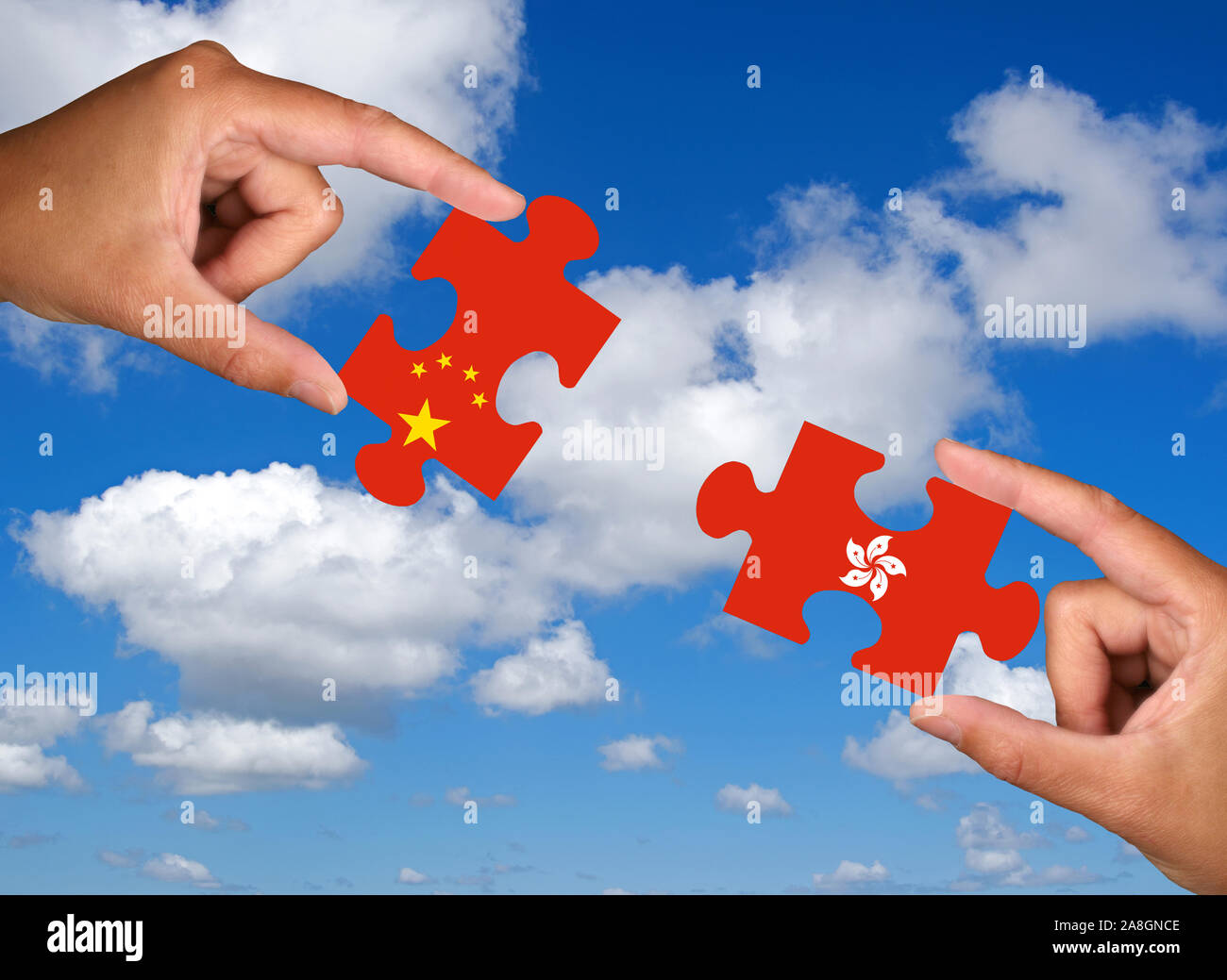 Zwei Hände halten jeweils ein Puzzle Teil, Silhouette, Konfrontation, Annäherung, Krieg, Handelskrieg, Wirtschaftskrieg, Atomvertrag, Grossmächte, Chi Stock Photo