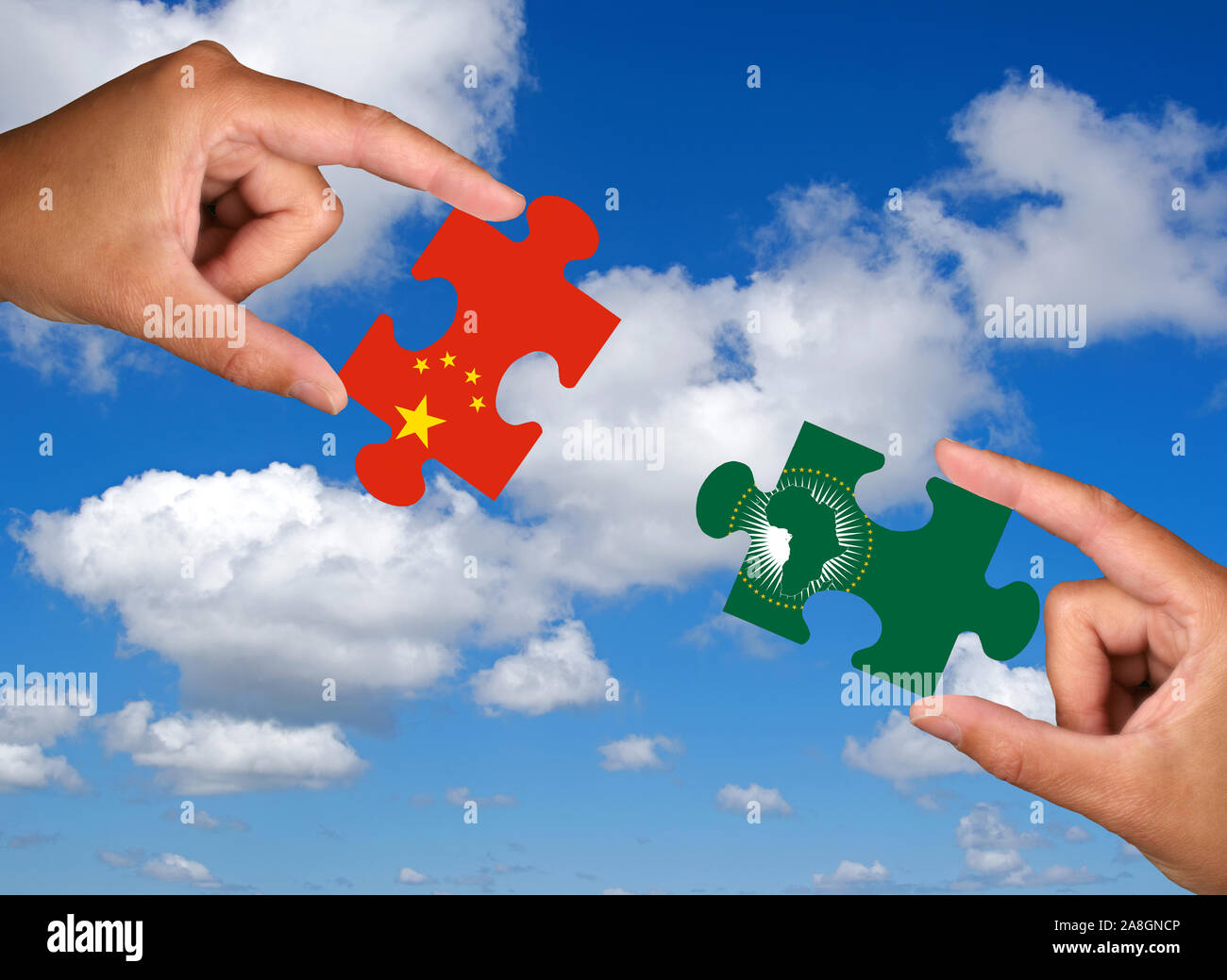 Zwei Hände halten jeweils ein Puzzle Teil, Silhouette, Konfrontation, Annäherung, Handel Wirtschaft, Rohstoffe, Investitionen,  Grossmächte, Neue Seid Stock Photo