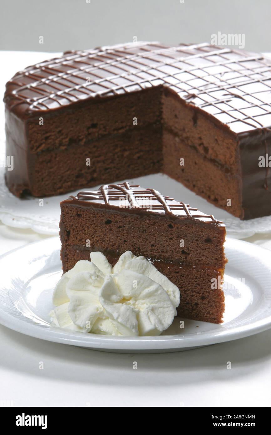 Ein Stuck Sachertorte Mit Schlagsahne Stock Photo Alamy