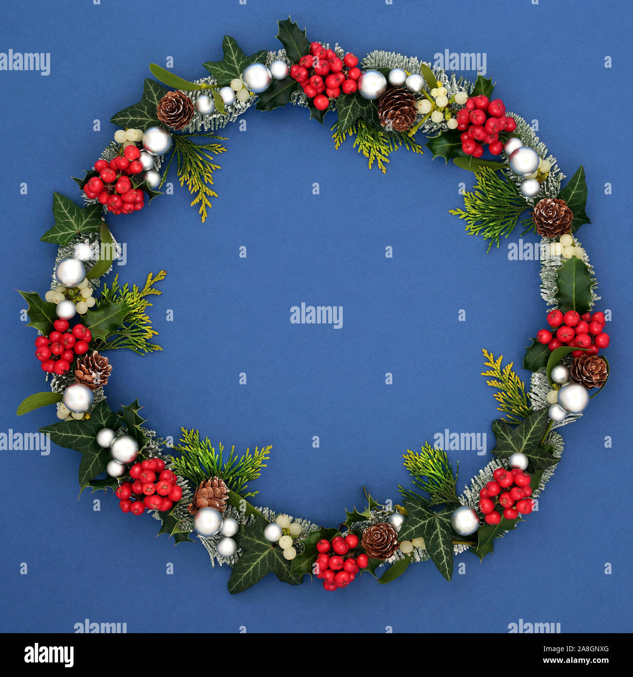 Holly ivy mistletoe wreath hi-res stock photography and images - Alamy