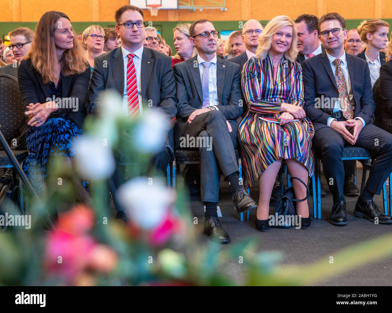 Dassow, Germany. 09th Nov, 2019. Manuela Schwesig (SPD), Prime Minister of Mecklenburg-Western Pomerania, and her husband Stefan Schwesig (r) are welcomed at the celebration of the anniversary of the fall of the Berlin Wall. The state government of Mecklenburg-Western Pomerania commemorates the historic event that marked the beginning of German reunification. In autumn 1989, long queues of cars drove from the small town of Dassow on the B 105 to Lübeck. Credit: Jens Büttner/dpa-Zentralbild/dpa/Alamy Live News Stock Photo