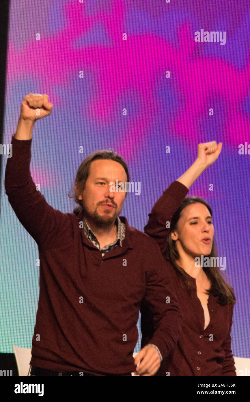 Pablo Iglesias (L) and Irene Montero (R) rise the punch. (Photo by Jorge Gonzalez/Pacific Press) Stock Photo